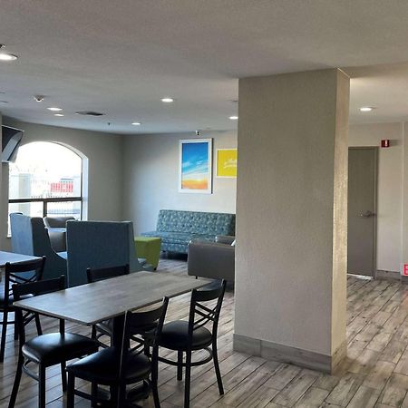 Days Inn By Wyndham Dallas Garland West Экстерьер фото