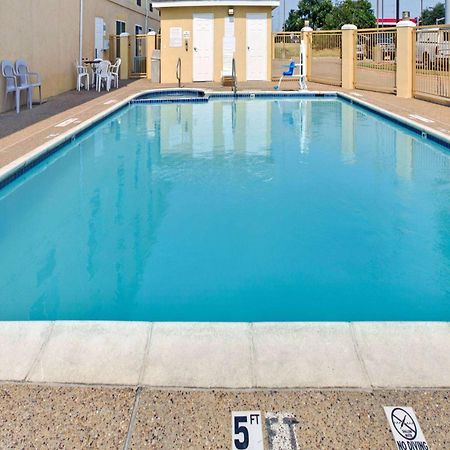 Days Inn By Wyndham Dallas Garland West Экстерьер фото
