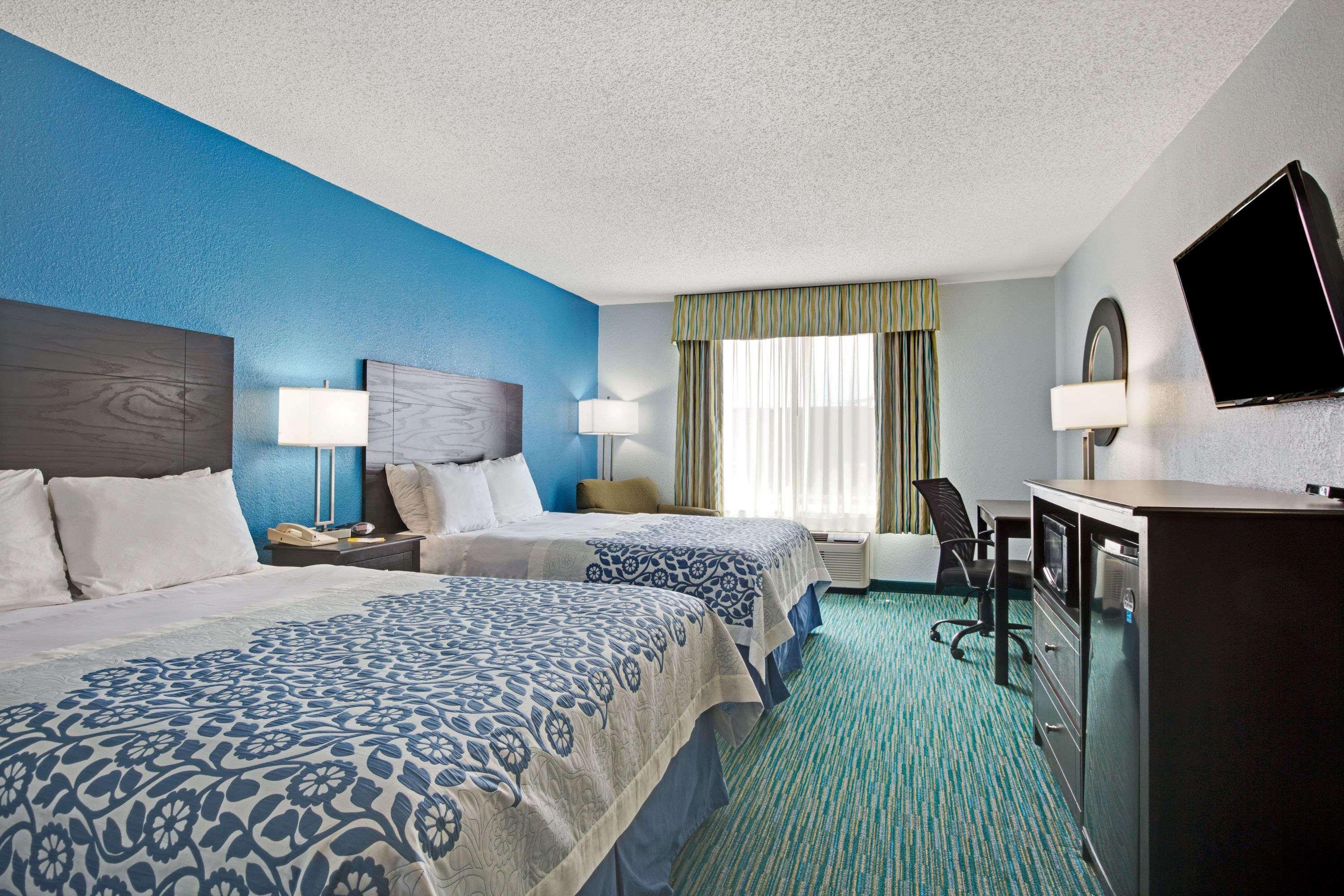 Days Inn By Wyndham Dallas Garland West Экстерьер фото