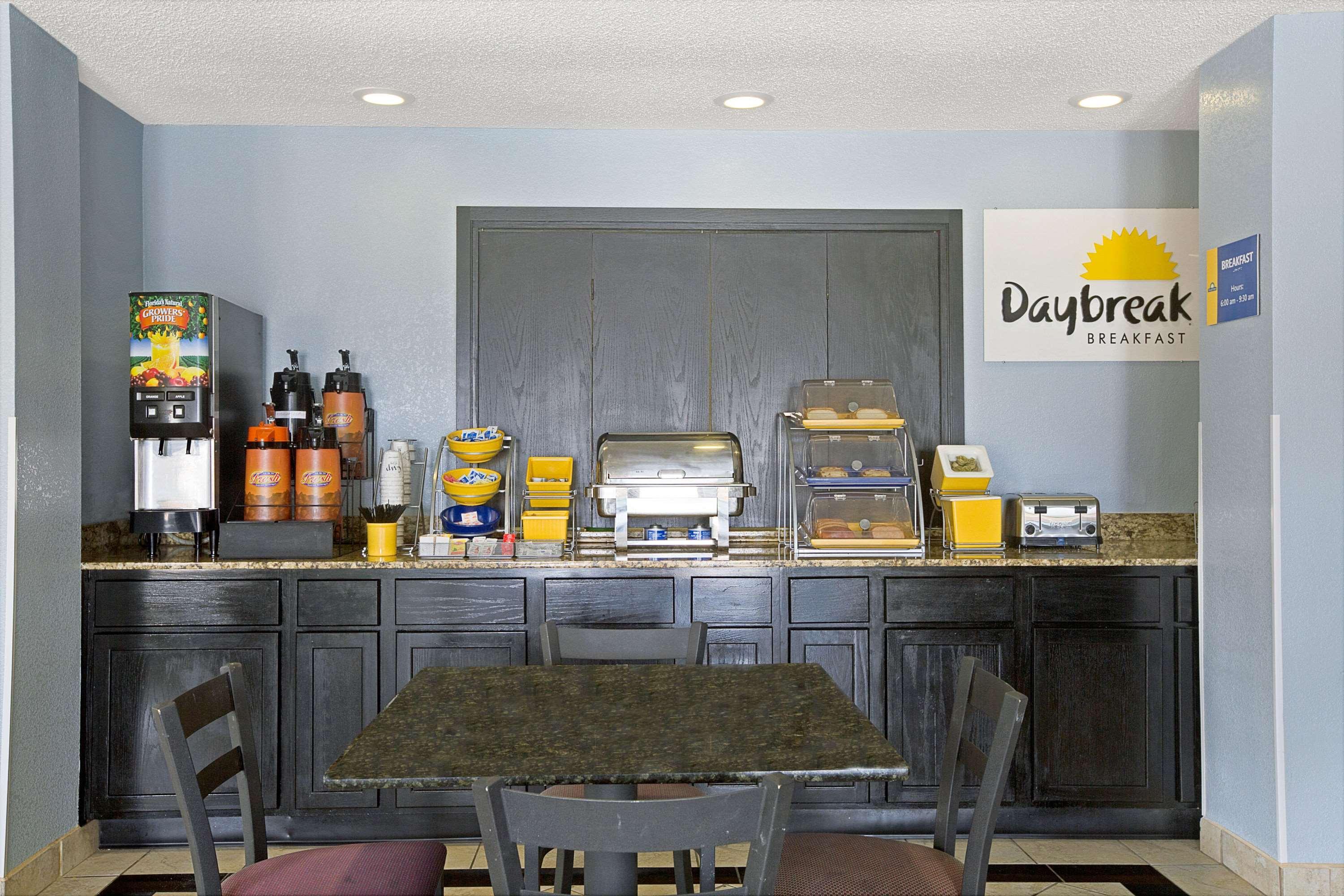 Days Inn By Wyndham Dallas Garland West Экстерьер фото