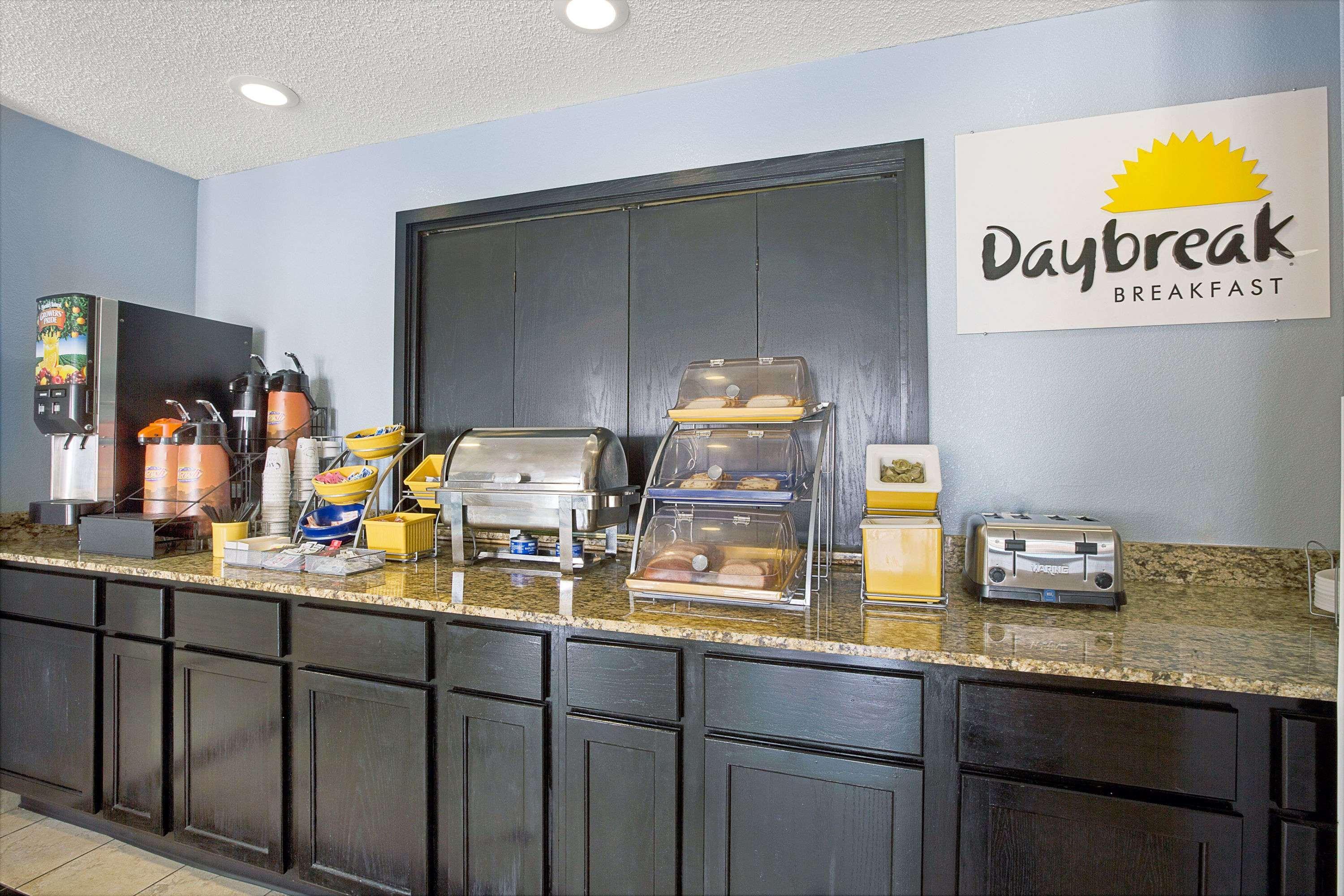 Days Inn By Wyndham Dallas Garland West Экстерьер фото