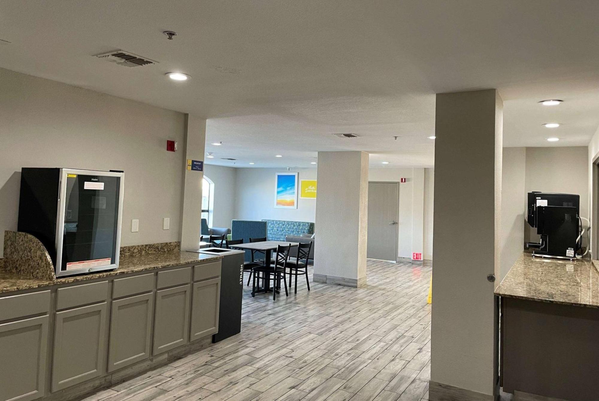 Days Inn By Wyndham Dallas Garland West Экстерьер фото