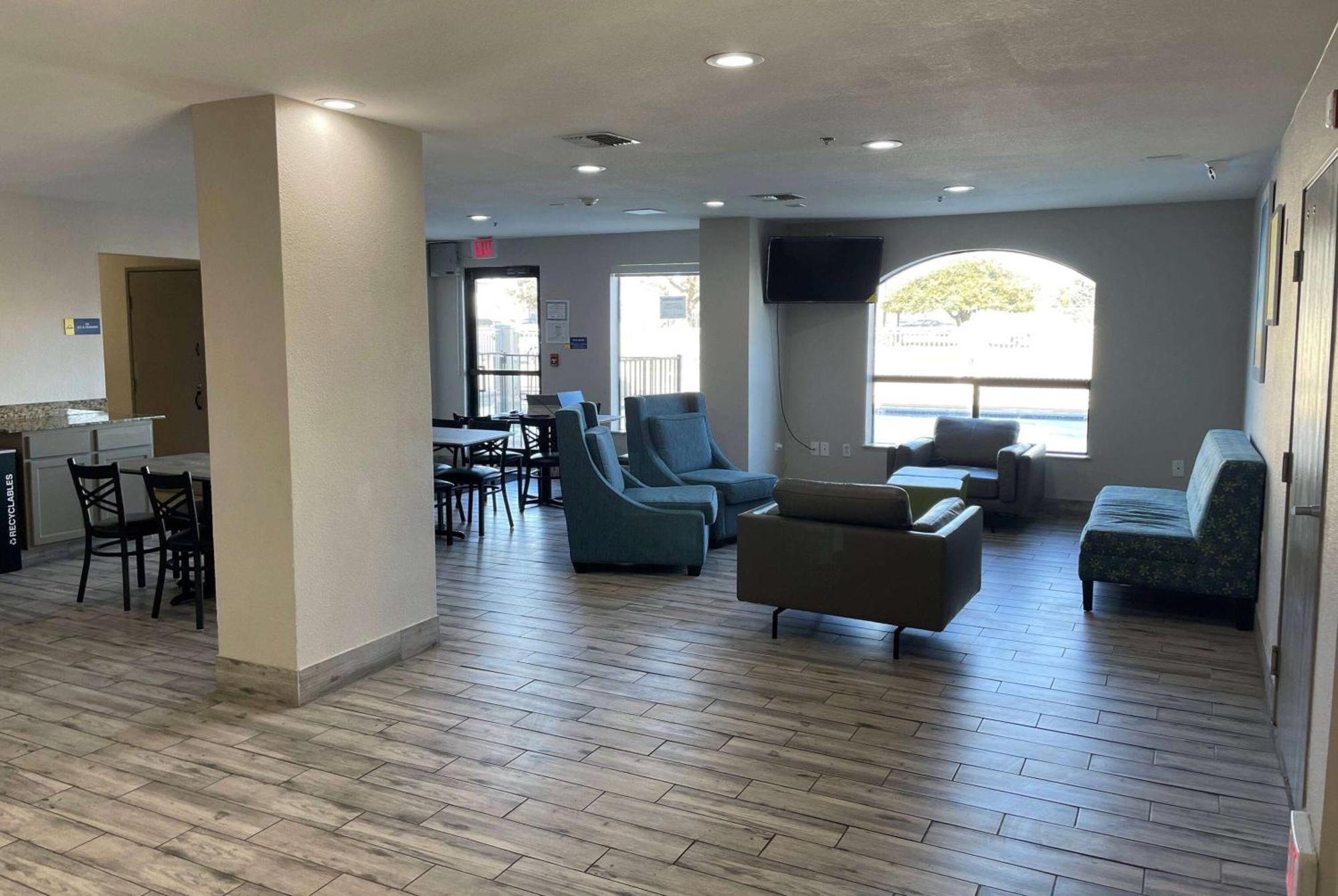 Days Inn By Wyndham Dallas Garland West Экстерьер фото