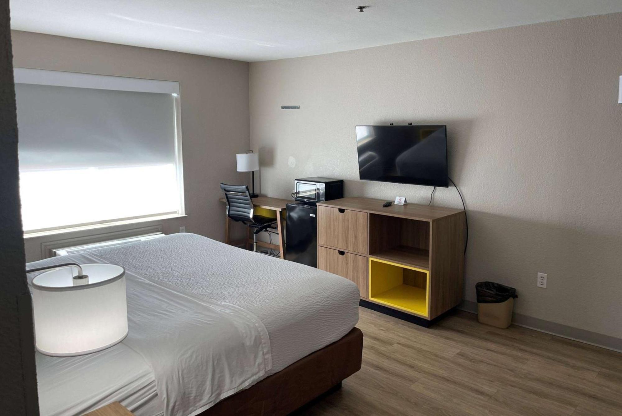 Days Inn By Wyndham Dallas Garland West Экстерьер фото