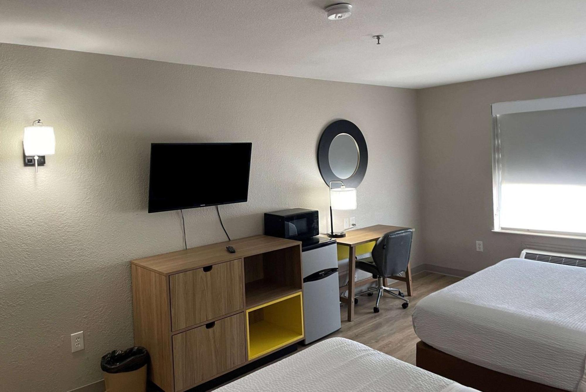 Days Inn By Wyndham Dallas Garland West Экстерьер фото