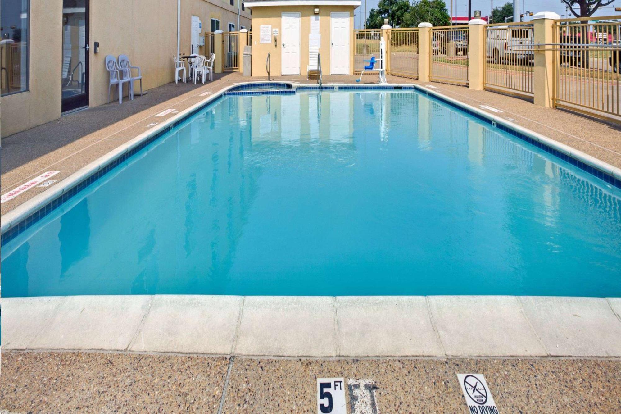 Days Inn By Wyndham Dallas Garland West Экстерьер фото