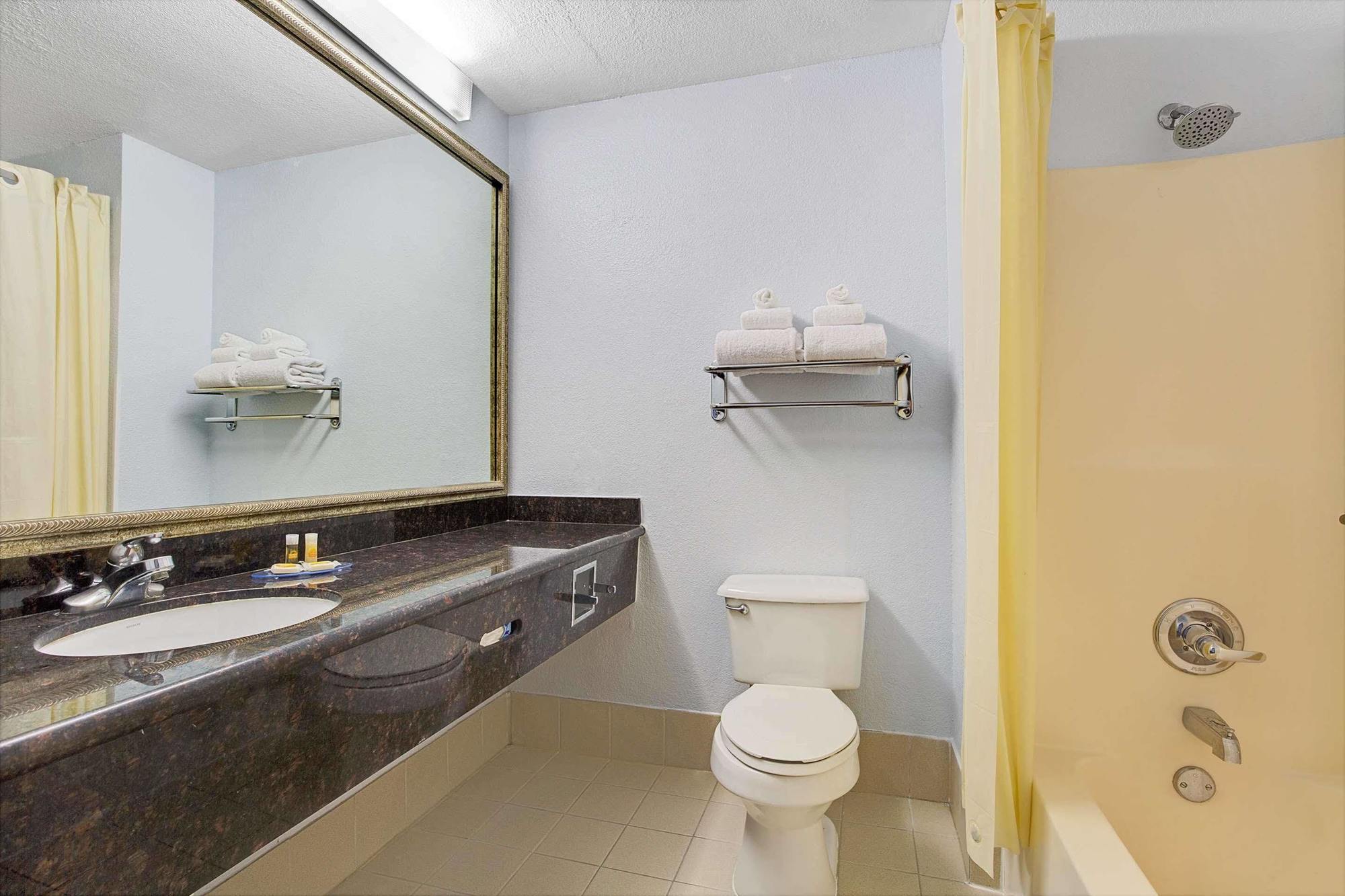 Days Inn By Wyndham Dallas Garland West Экстерьер фото